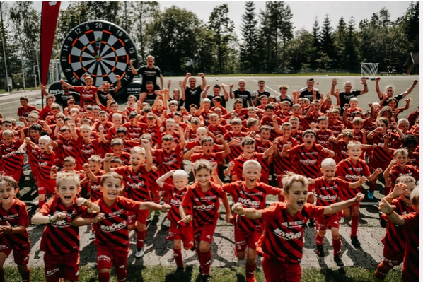 Viele Kinder bei einer HELDENKICKER-Fußballveranstaltung