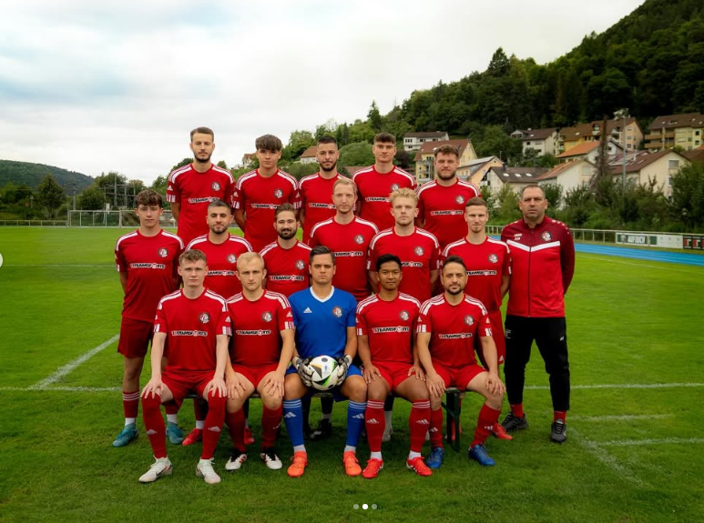 1. Mannschaft des FC Horb in roten Trikots